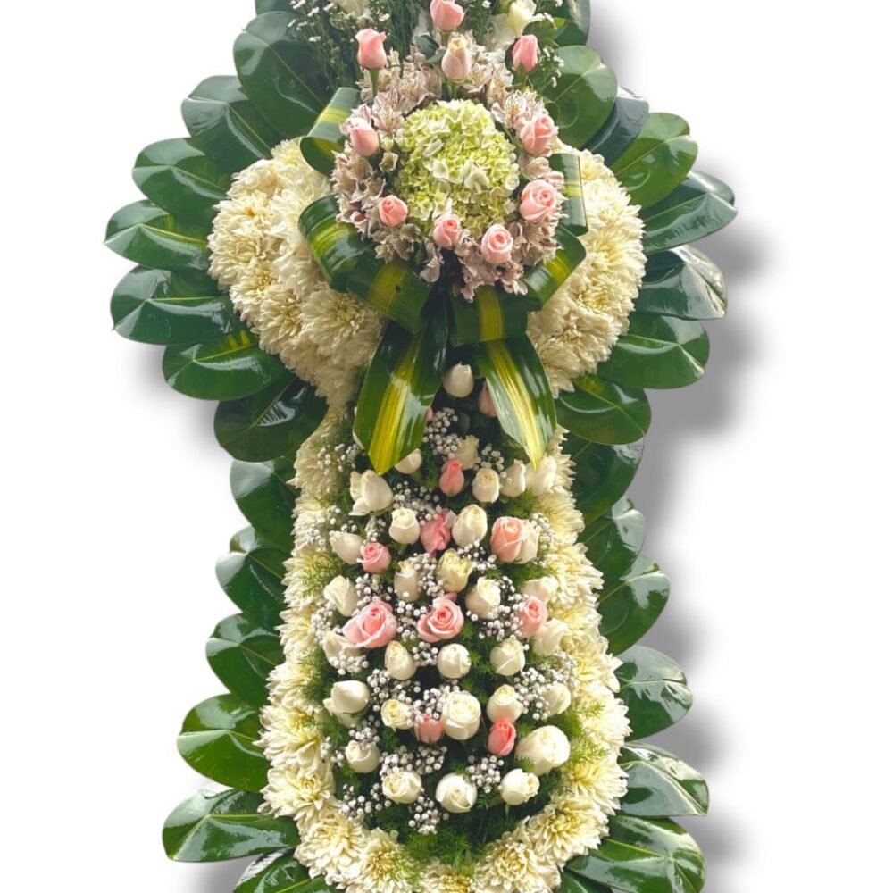 Cruz especial con rosas rosadas y blancas