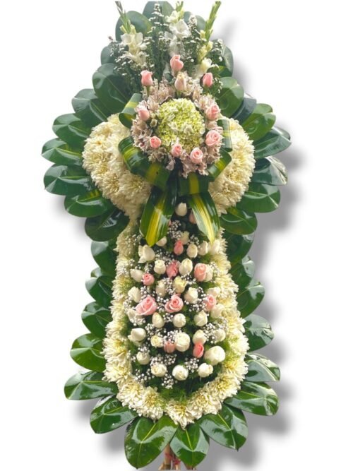 Cruz especial con rosas rosadas y blancas