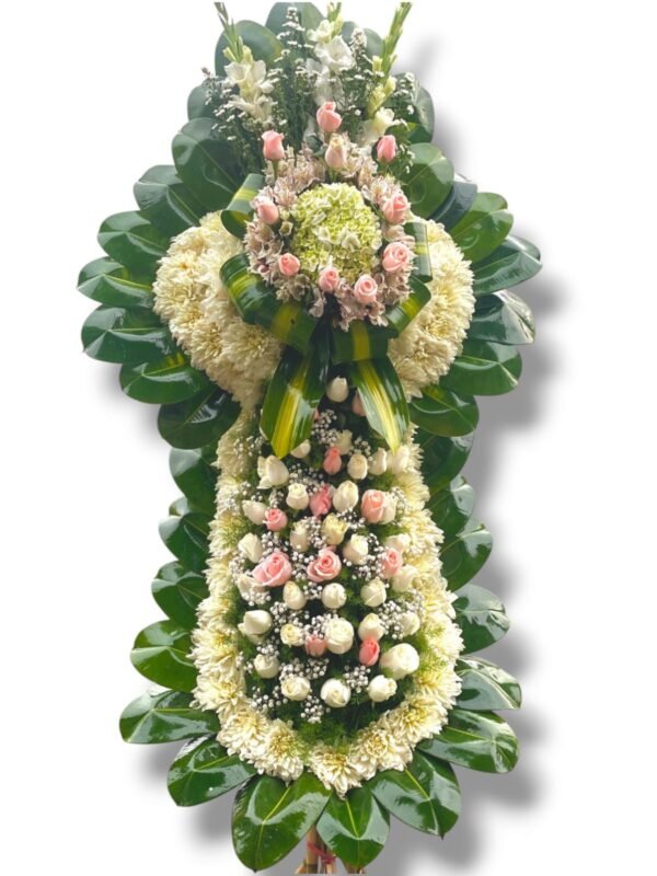 Cruz especial con rosas rosadas y blancas