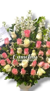 Arreglo fúnebre de rosas rosadas y blancas