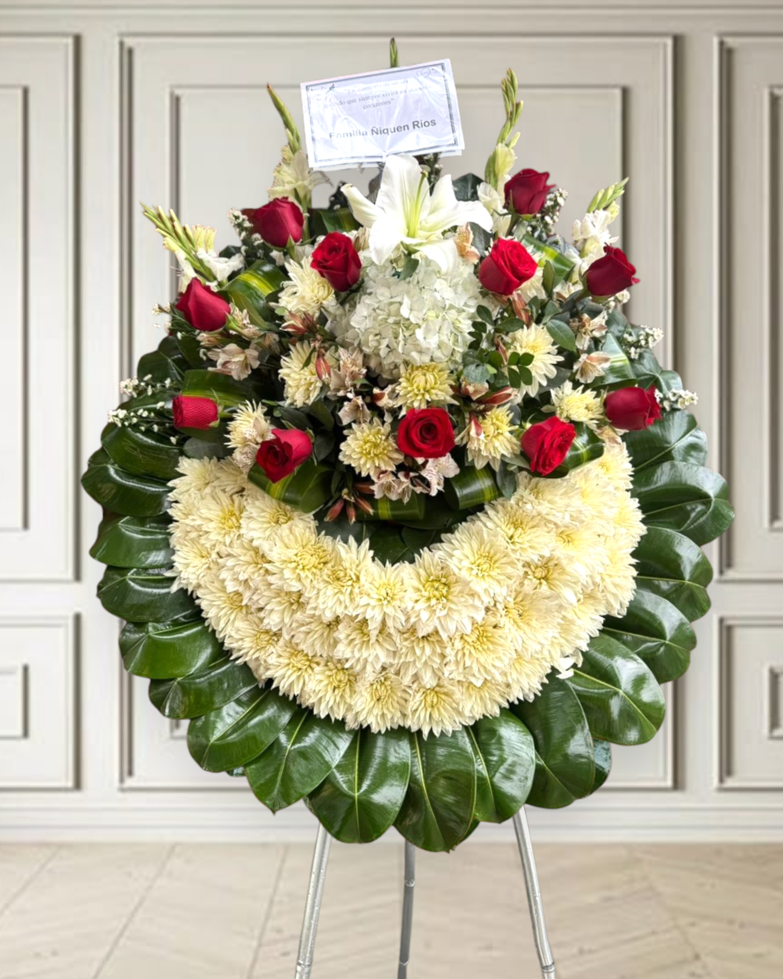 Corona Fúnebre con parante "Rosas Rojas y Lirio Crema"