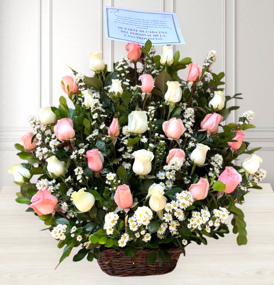 Arreglo fúnebre de rosas rosadas y blancas