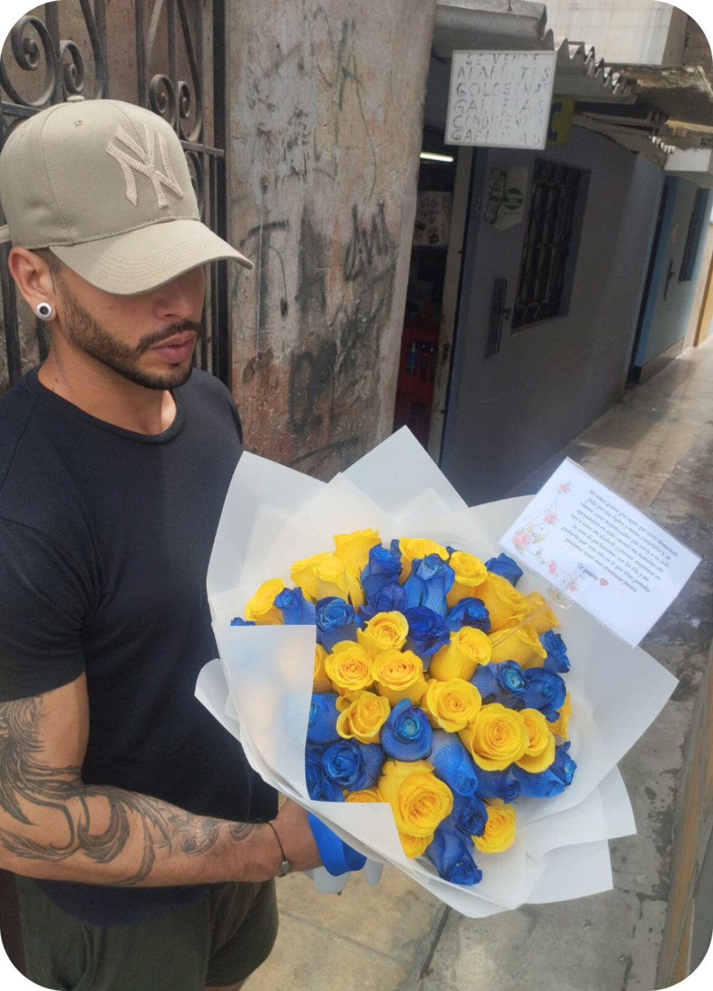 🤍Ramo buchón de 50 rosas azules y amarillas "Austria" - Imagen 2