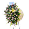 Corona floral fúnebre media luna con rosas rosadas bebé