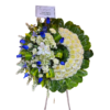Corona floral fúnebre con rosas azules