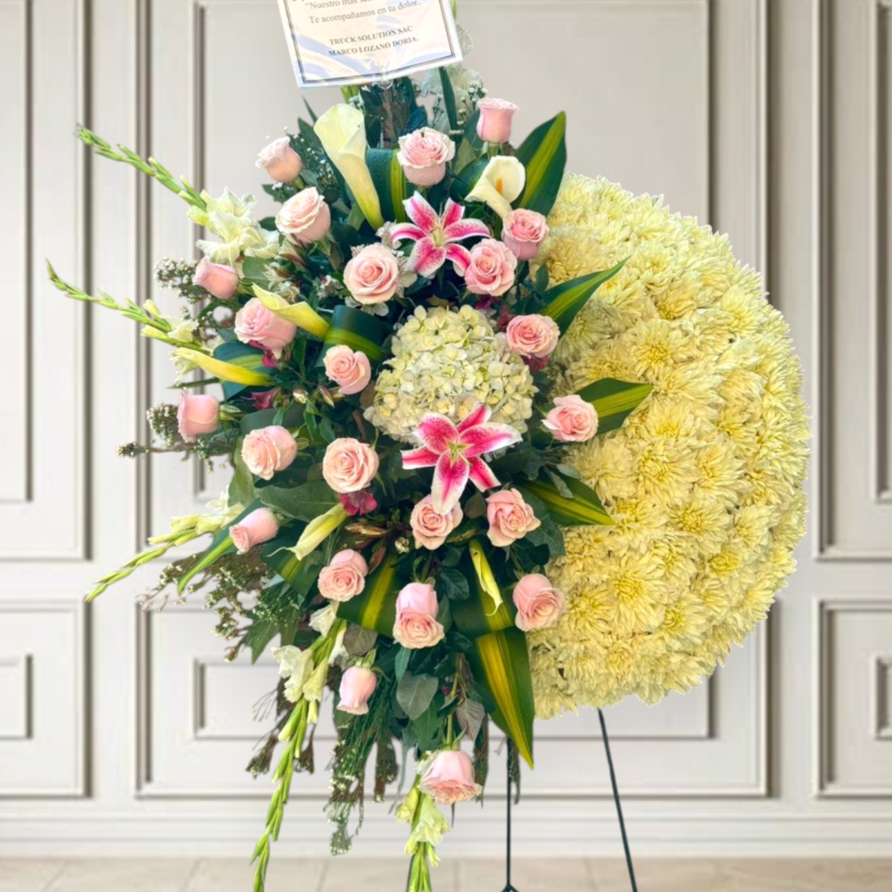 Corona floral fúnebre media luna con rosas rosadas bebé