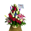 Arreglo floral con canasta de rosas rojas y rosas blancas + lirios