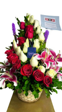 Arreglo floral con canasta de rosas rojas y rosas blancas + lirios