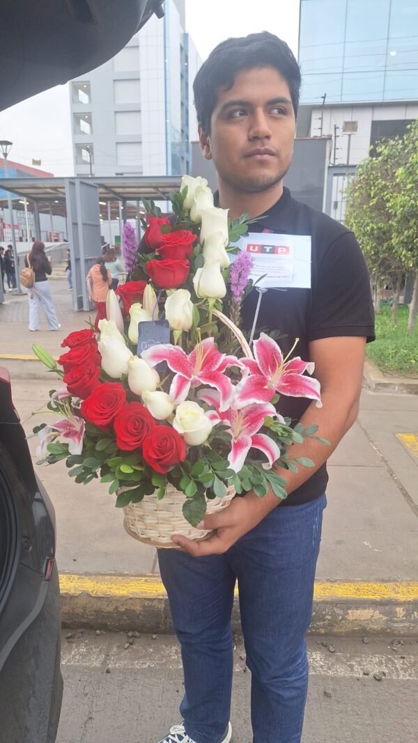Arreglo floral con canasta de rosas rojas y rosas blancas + lirios - Imagen 2