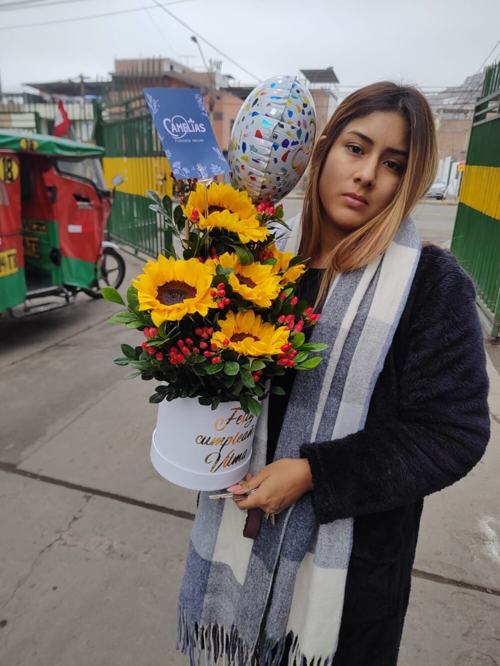 Box de 5 girasoles + globo metálico 🎈"Anita" - Imagen 2