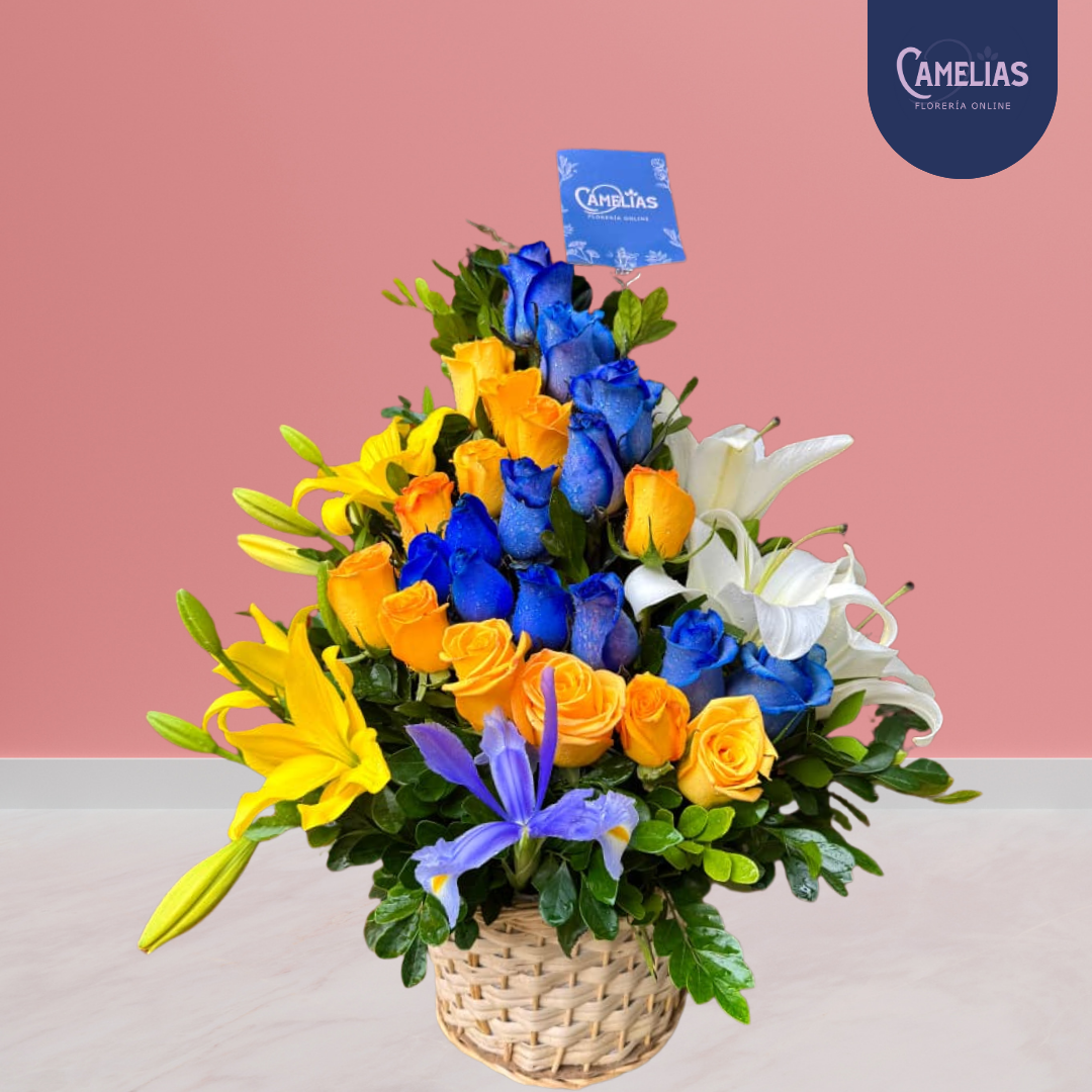 Canasta de rosas azules y amarillas "Luana"