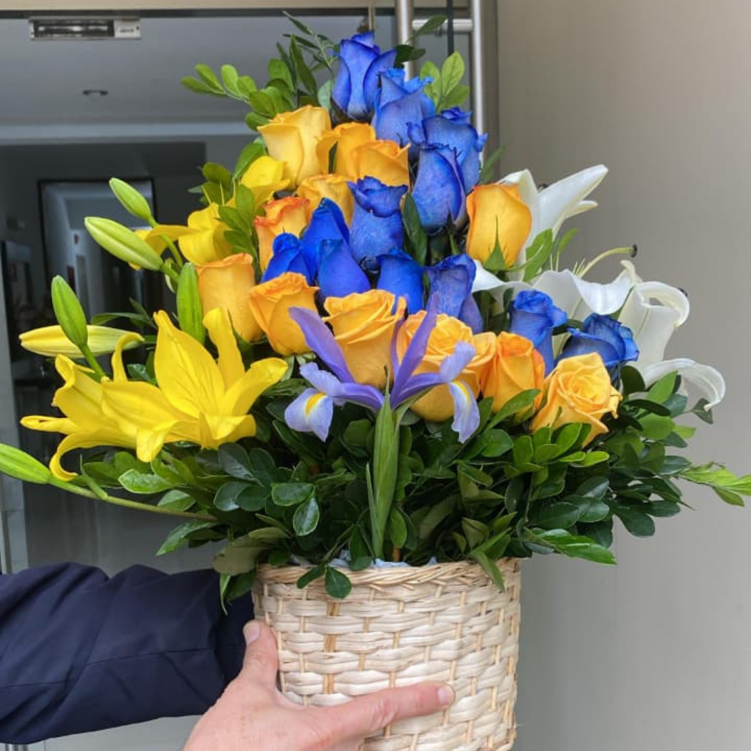 Canasta de rosas azules y amarillas "Luana" - Imagen 2