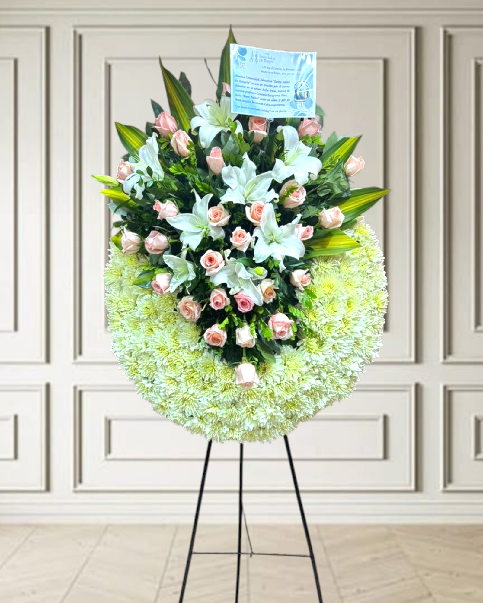 Corona fúnebre de rosas y lirios “paz celestial”