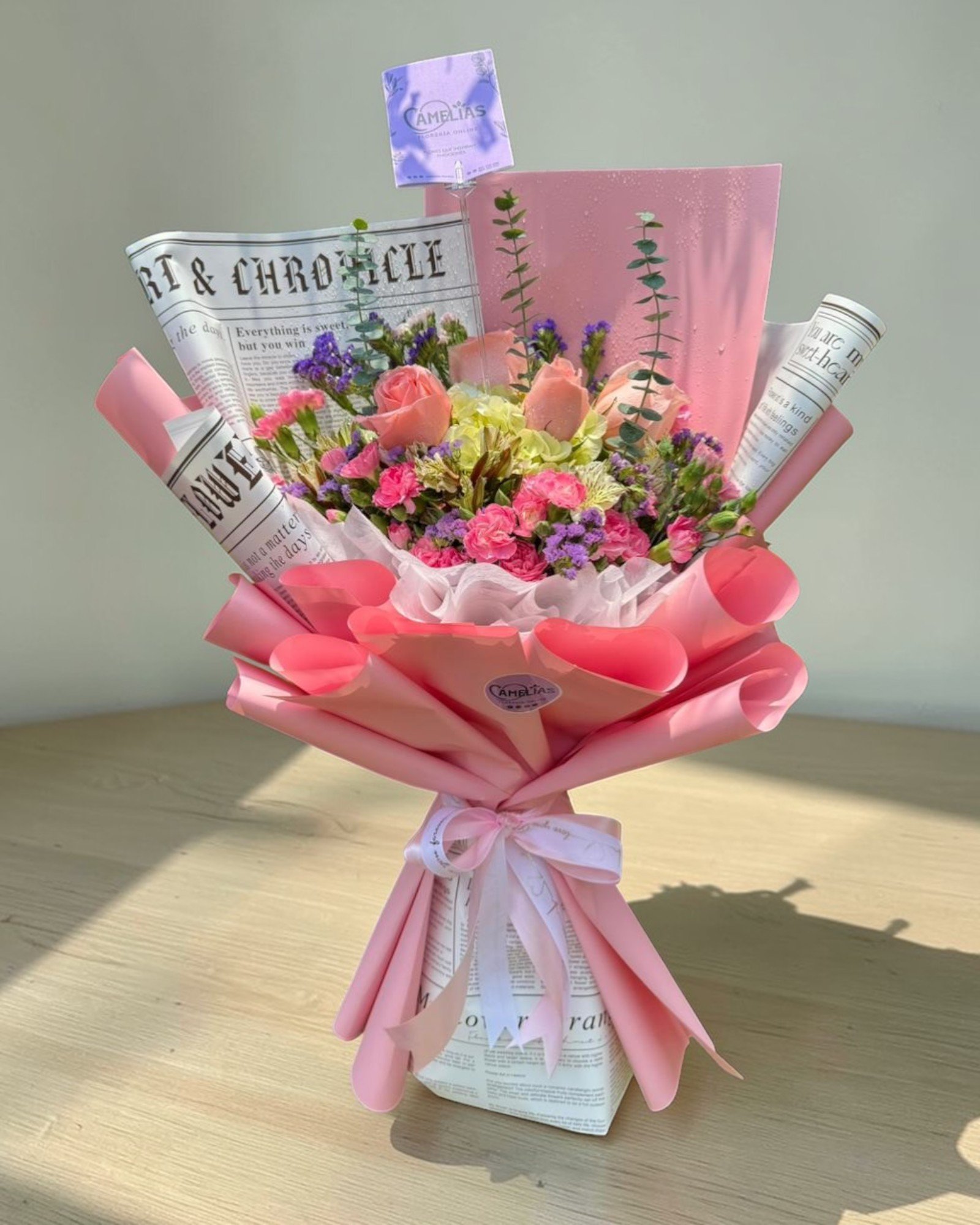 Ramo de rosas rosadas y variedad de flores “Mujer Divina”