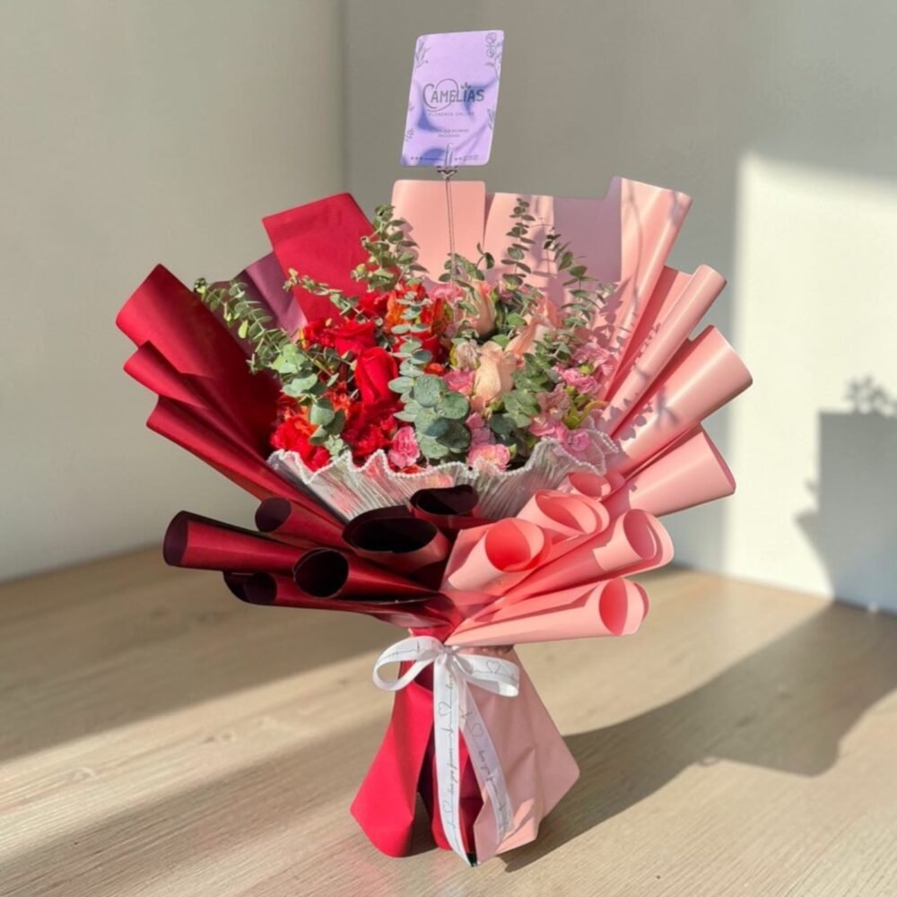 Ramo premium de rosas rojas y rosadas "Encanto Natural" -  Día de la Mujer